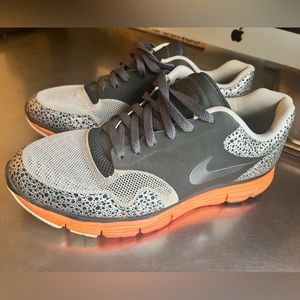 Nike Lunar Safari Fuse+ – Black – Grey – Total Orange